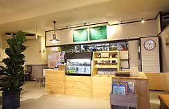 『ナチュラルカフェ』「ファボリート」店舗リフォーム｜沖縄でおしゃれなリフォーム・リノベーションならCLPlanning（CLプランニング）